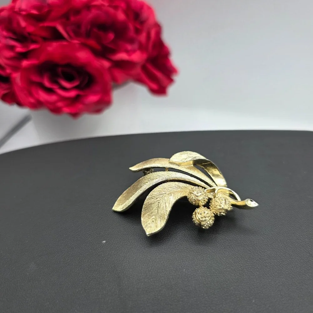 Vintage Lisner Womens Gold Tone Brushed Leaf Brooch‎ Pin 2